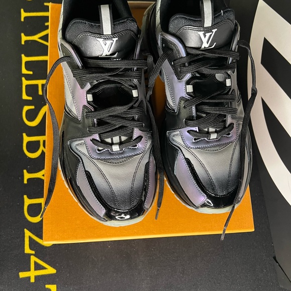 Louis Vuitton Black Sneakers Sleek Design Premium Quality - Picture 1 of 4